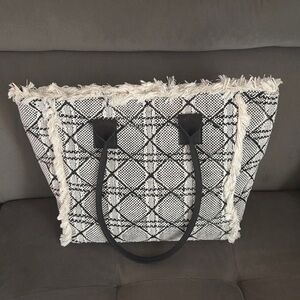 ❤️ Black and White Women's Tote Bag